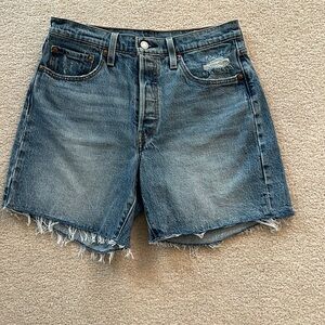 501 Levi’s high wasted slim short. Size 28. 4” inseam.
Button fly